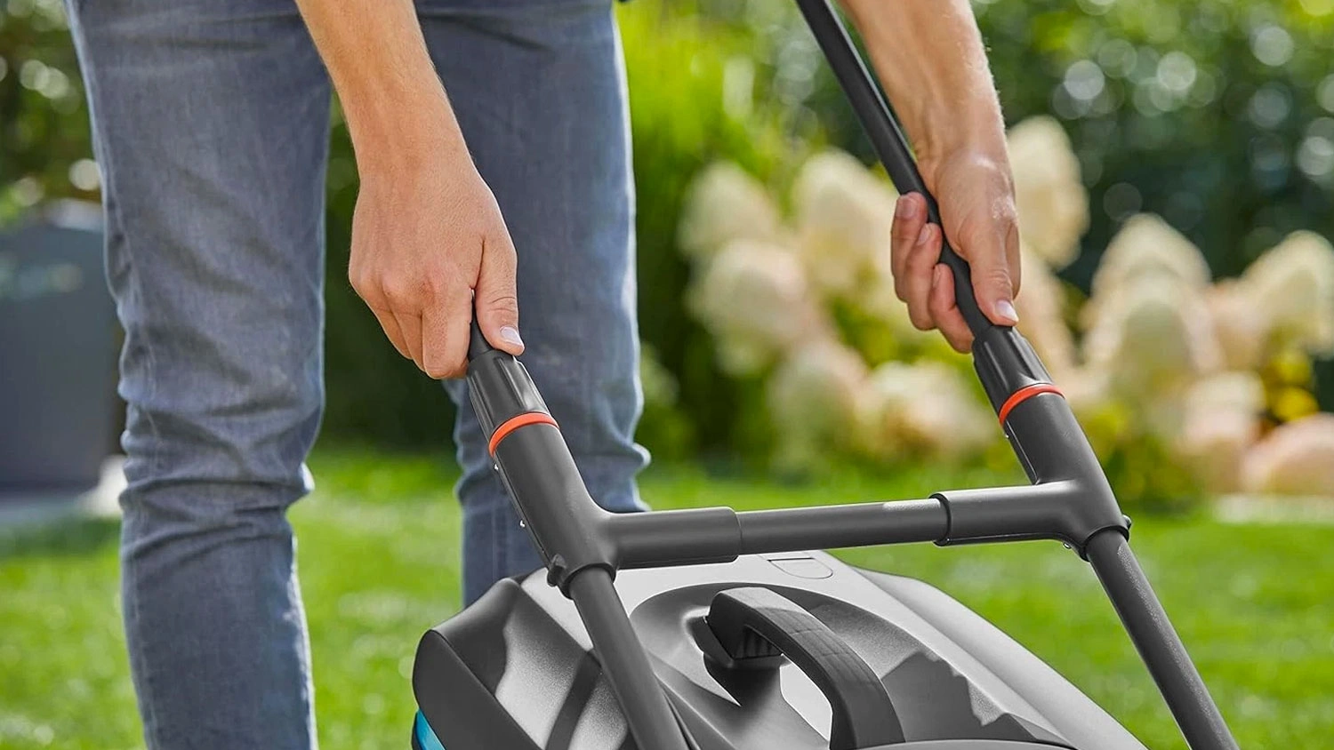Gardena elektrická kosačka so skladacou rukoväťou.