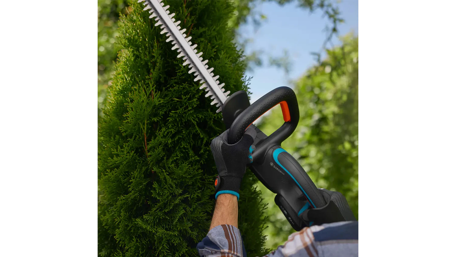 Strihanie plotu nožnicami Gardena EasyCut 55/18V