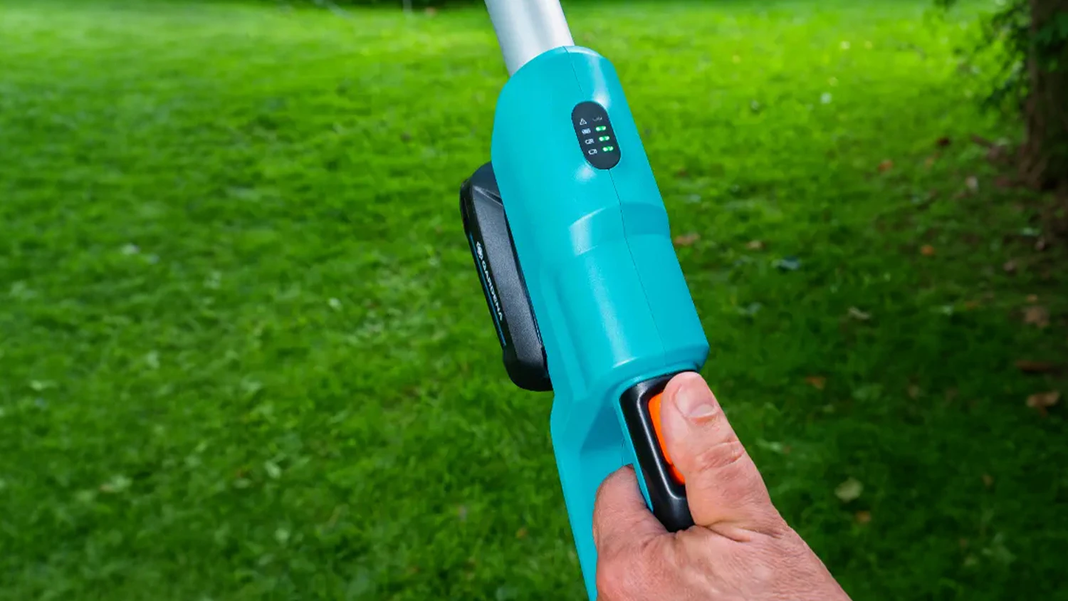 Ovl&aacute;danie a LED indik&aacute;tor akumul&aacute;torov&yacute;ch nožn&iacute;c Gardena
