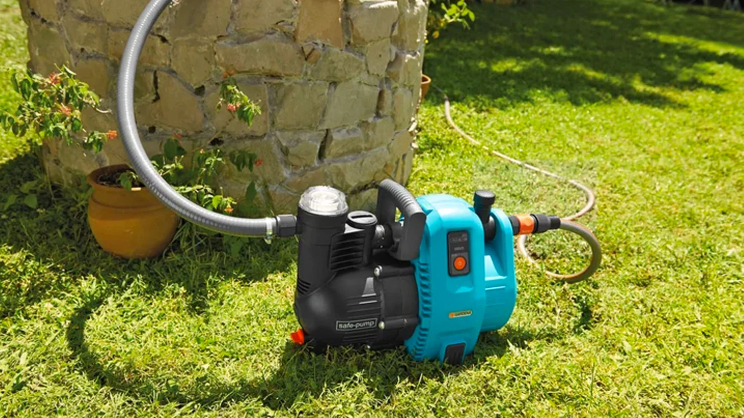 Sací hadice pro kopané studny Gardena 25 mm připojená k čerpadlu u studny