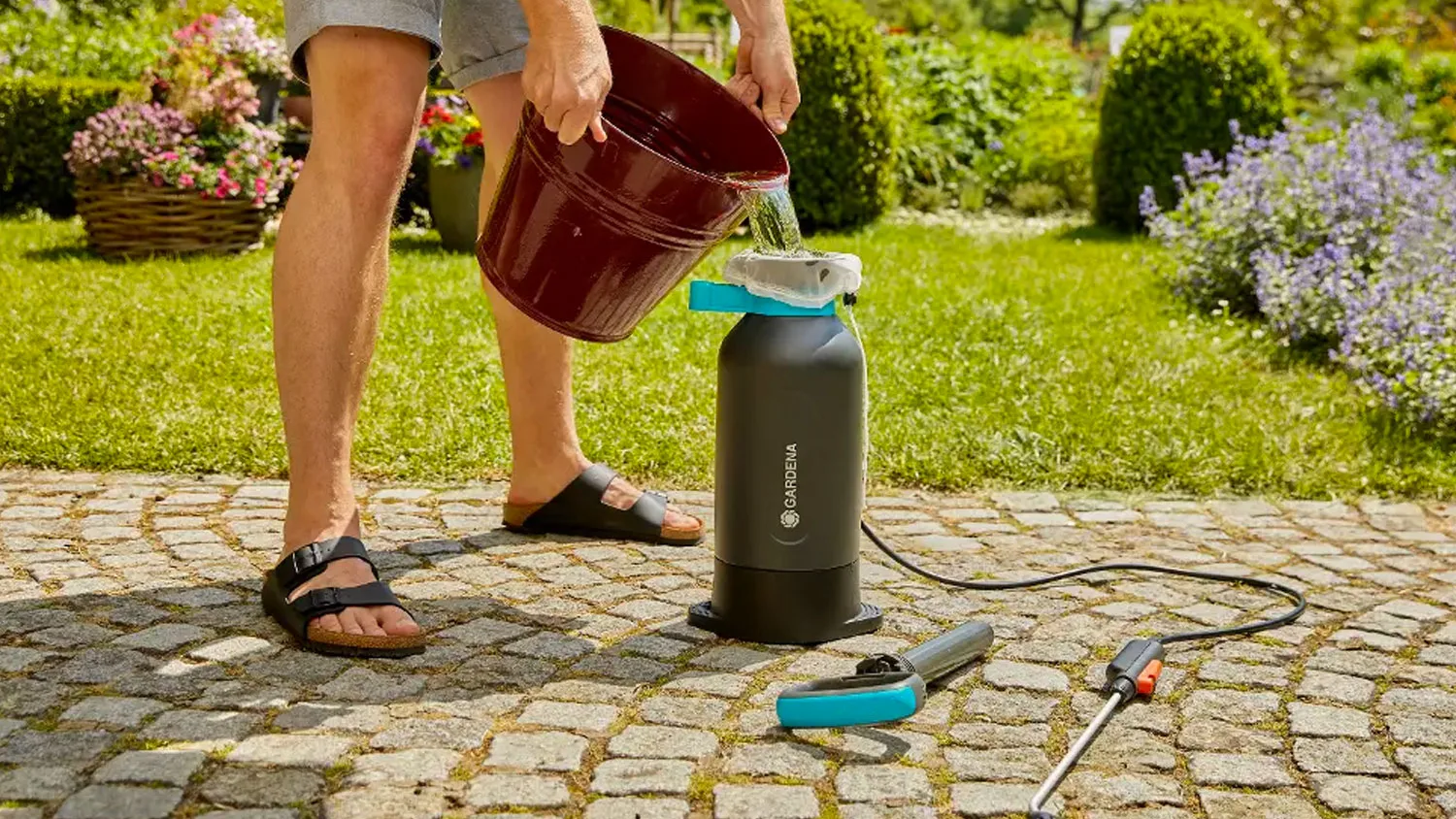 Muž leje v&yacute;luh do rozpra&scaron;ovača Gardena Comfort 5 l