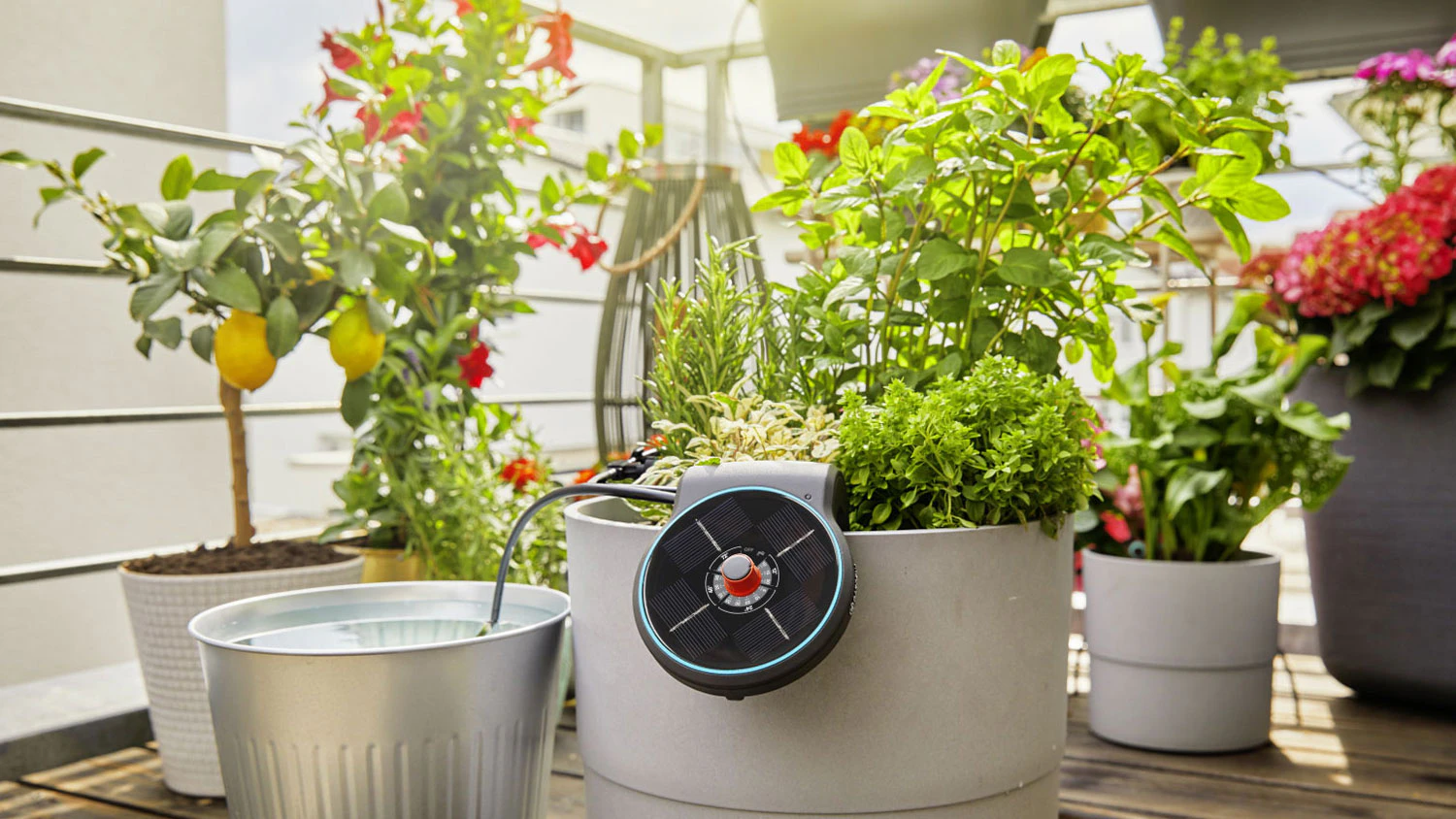 Zavlažov&aacute;n&iacute; Gardena um&iacute;stěn&eacute; na balkoně