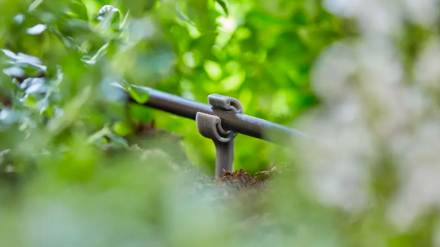 Drž&aacute;k rozvodn&eacute; trubky Gardena 4,6 mm v z&aacute;honě