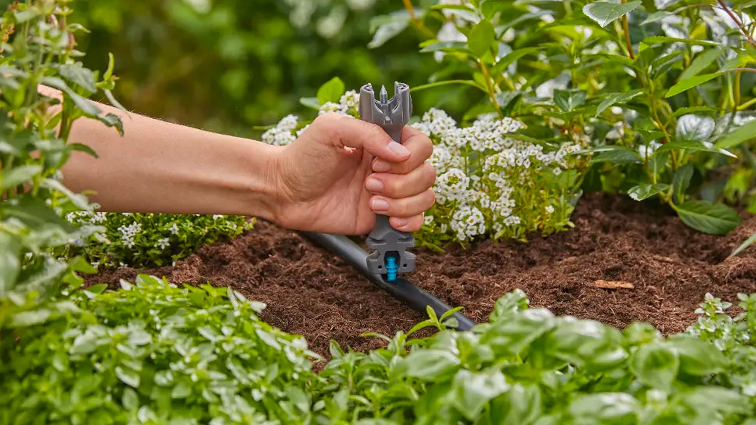 Mont&aacute;žn&iacute; pomůcka Gardena při mont&aacute;ži v z&aacute;honě