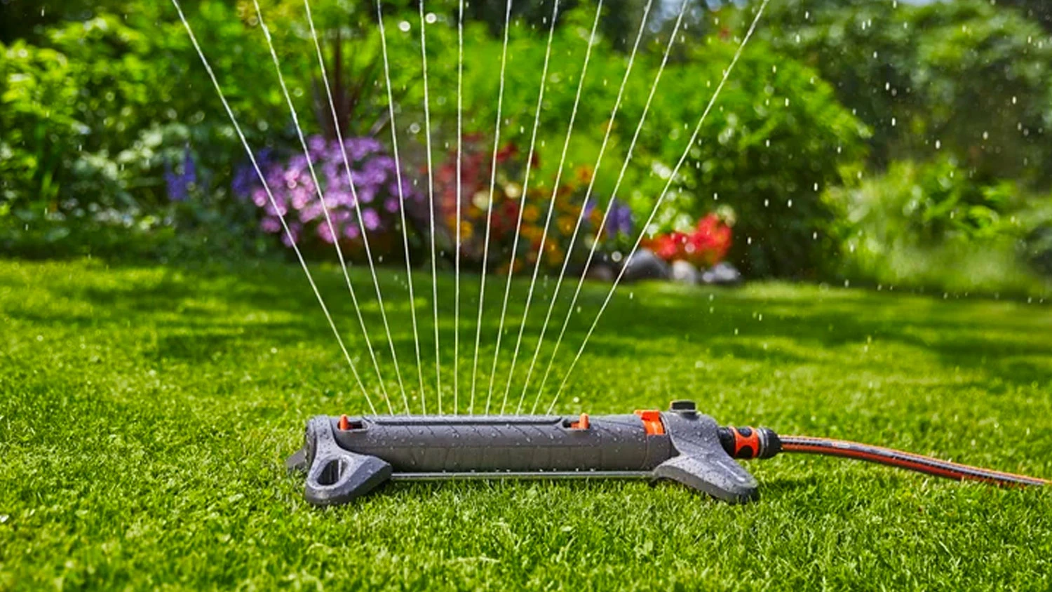 Čtyřplošný zavlažovač Gardena AquaZoom S v zahradě