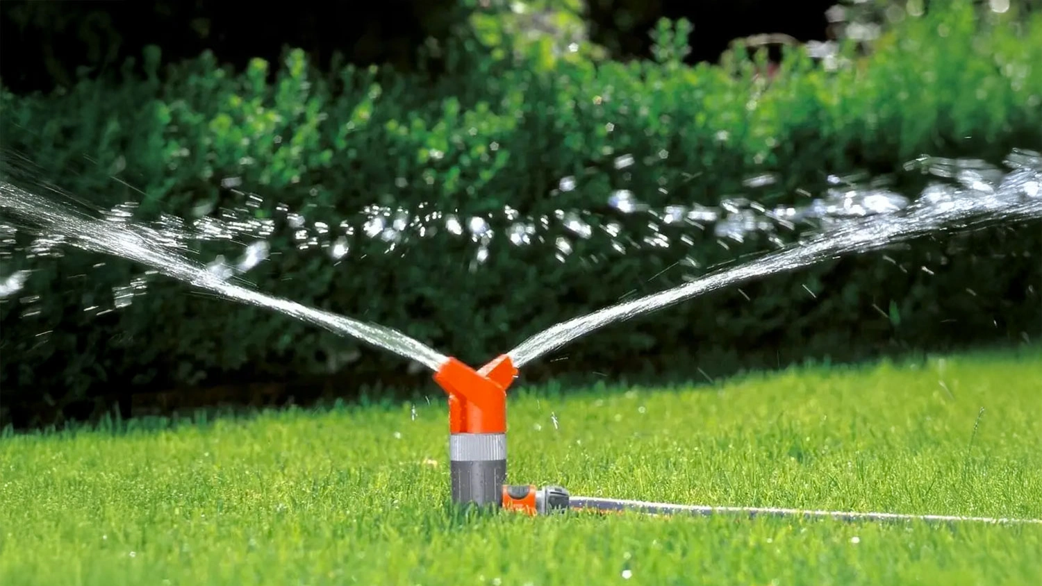 Kruhový zavlažovač s kolíkom Gardena Classic Foxtrott zapichnutý v tráve