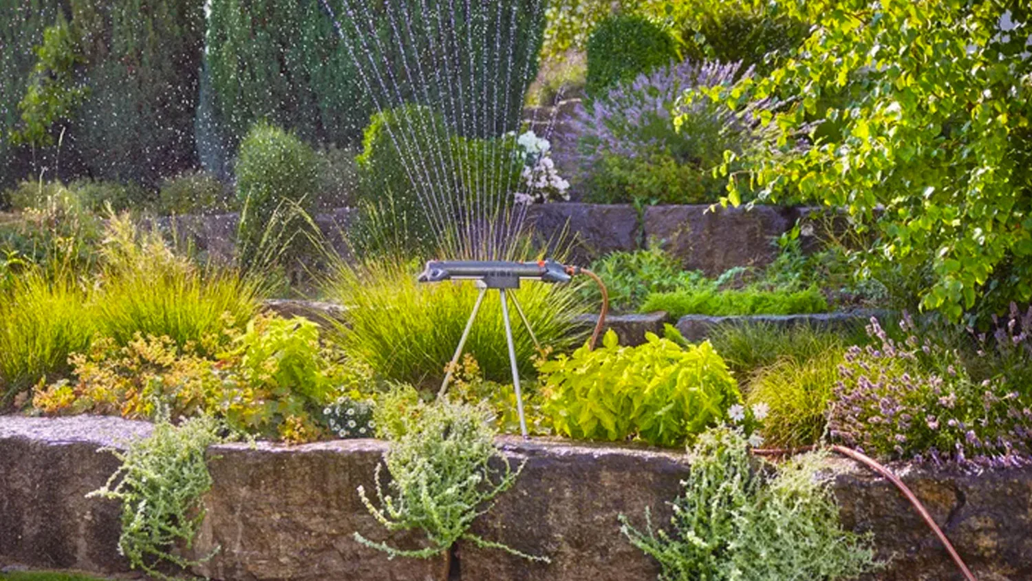 Stojan na zavlažovač Gardena v záhrade
