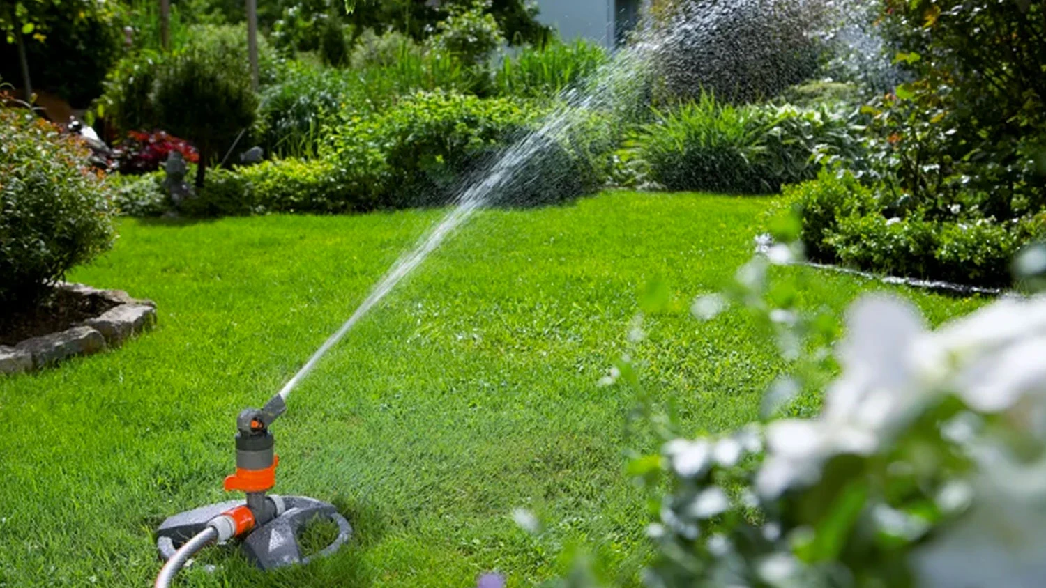Turbínový zavlažovač so stojanom Gardena Comfort v záhrade