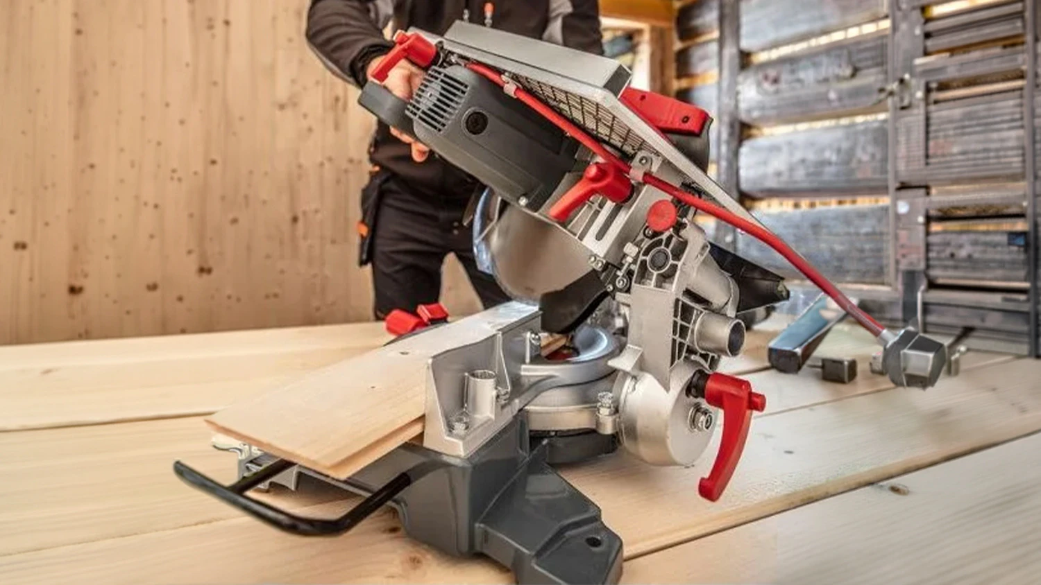 Muž pracující s pilou Graphite 59G801
