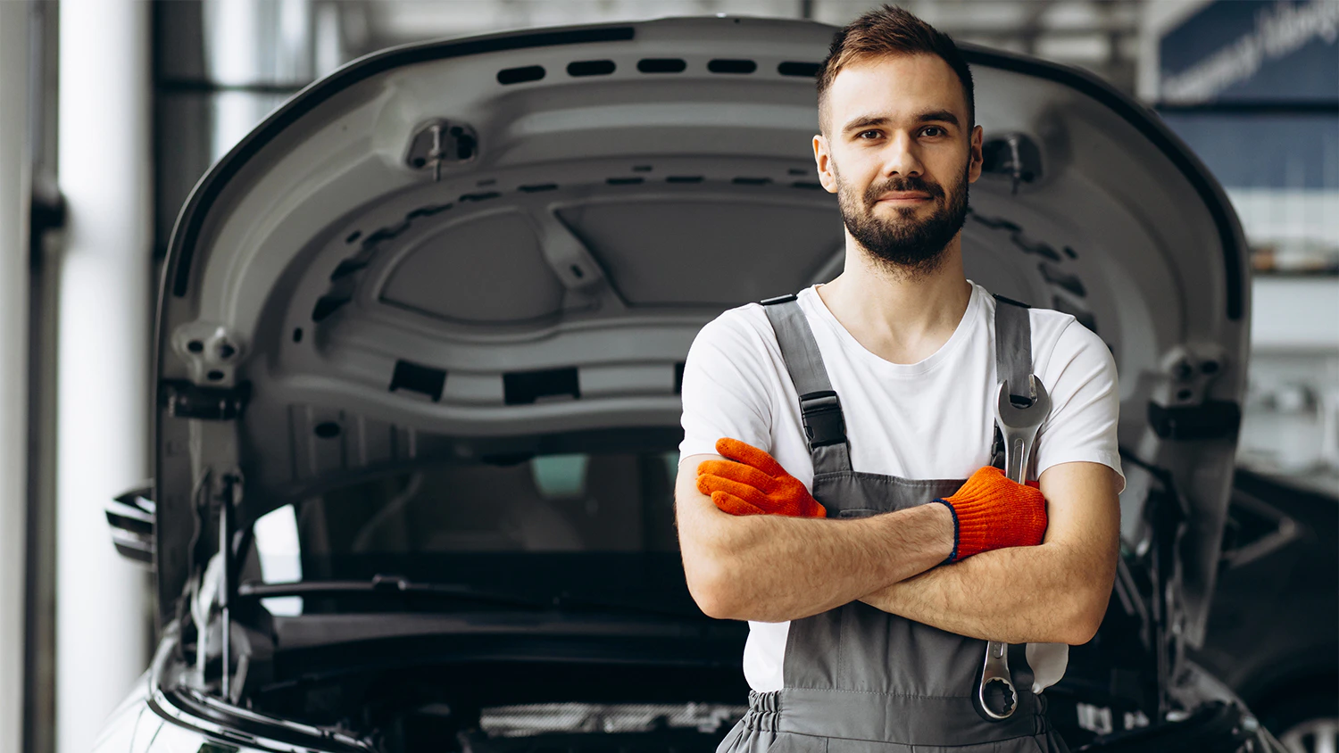 Automechanik před autem