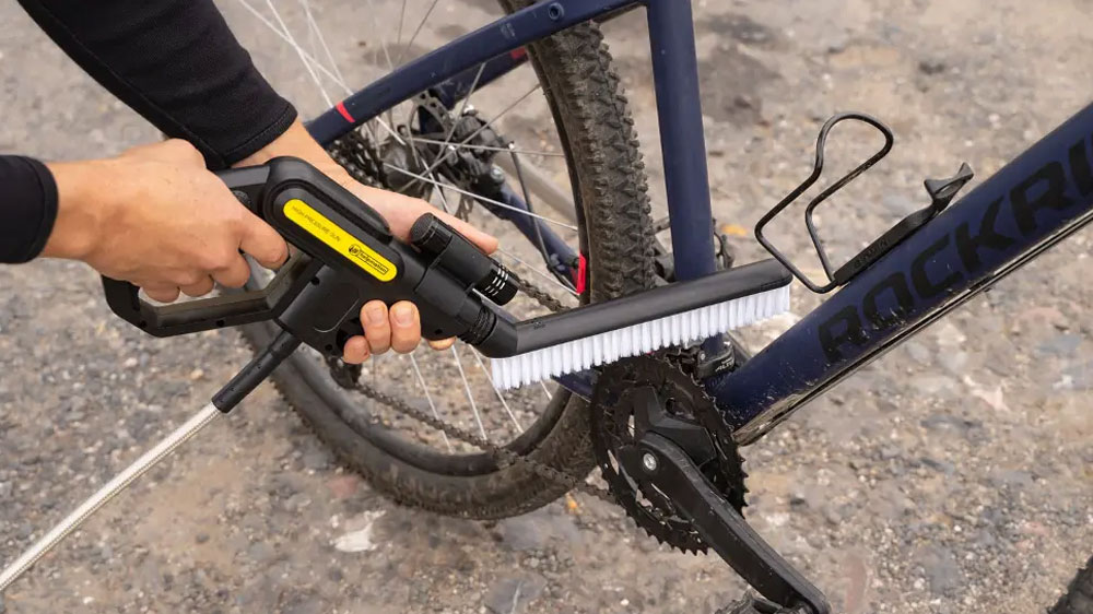 Přenosná tlaková myčka Helpmation JP-C1H při čištění jízdního kola_02