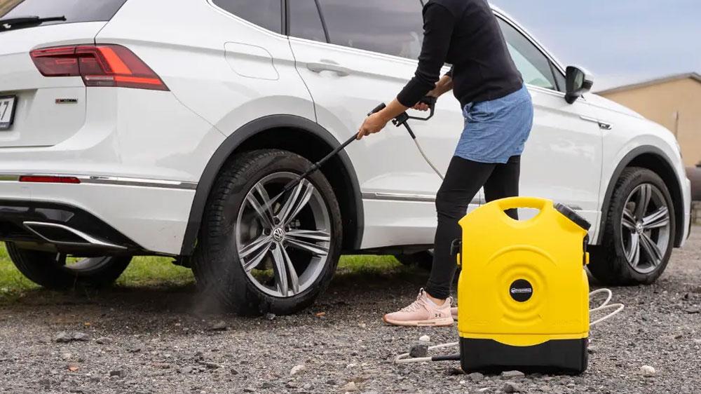 Přenosná tlaková myčka Helpmation JP-C1H při čištění auta_03