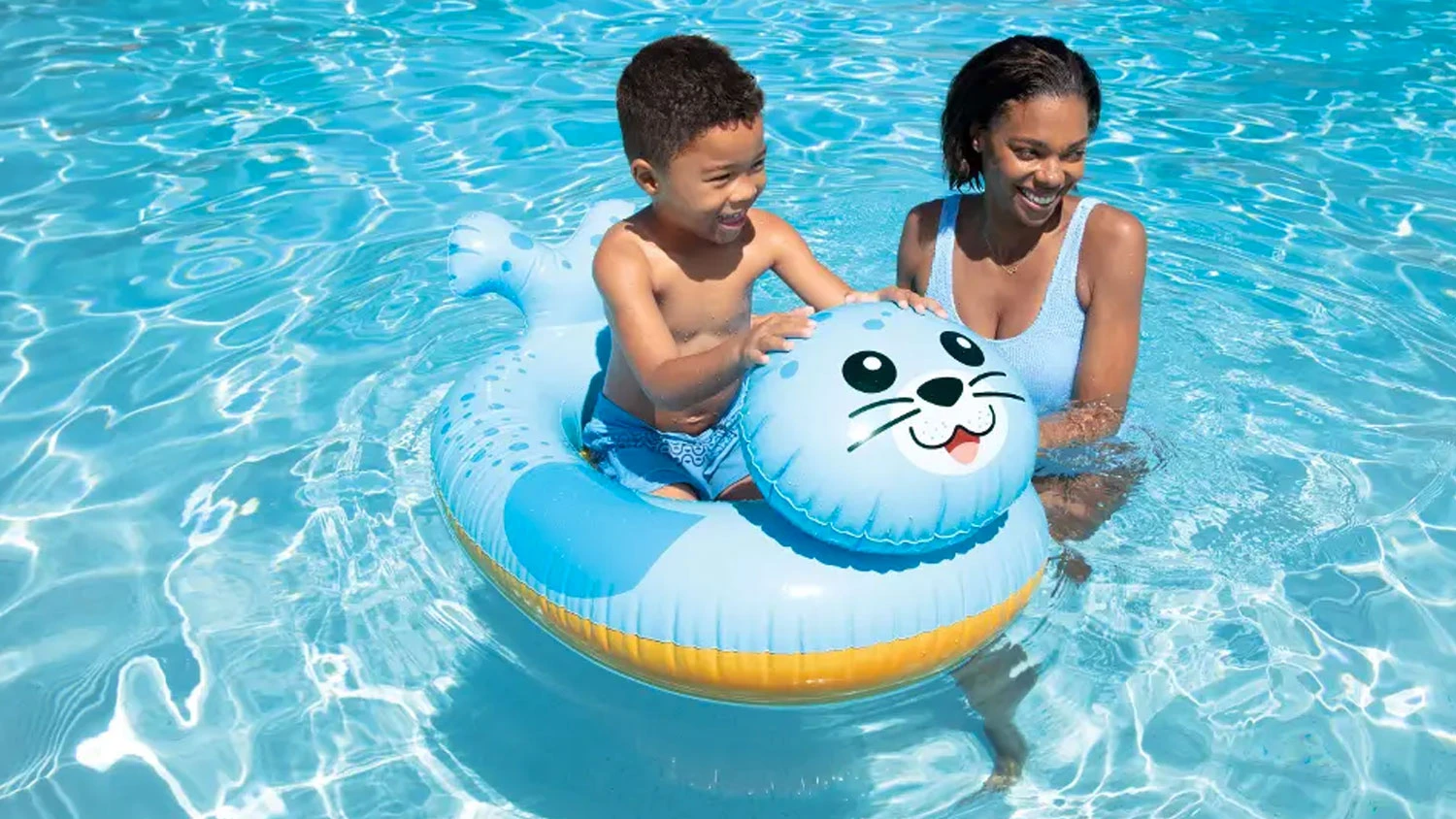 D&iacute;tě v nafukovac&iacute;m člunu Intex POOL CRUISERS lachtan