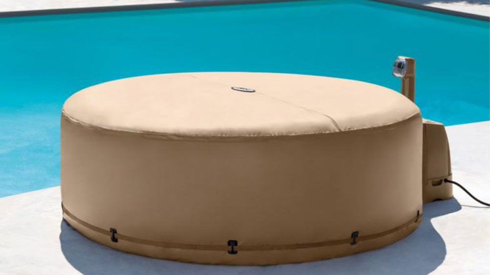 Vířivka s béžovým potahem Intex Pure Spa instalovaná u bazénu_02