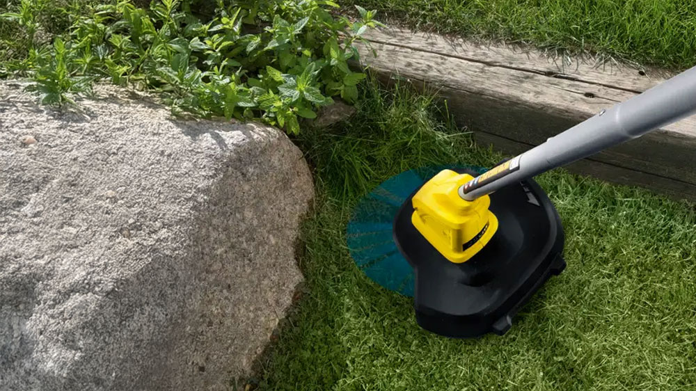 Strunová sekačka Kärcher LTR 18-25 Battery při precizním sekání okrajů trávníku_02