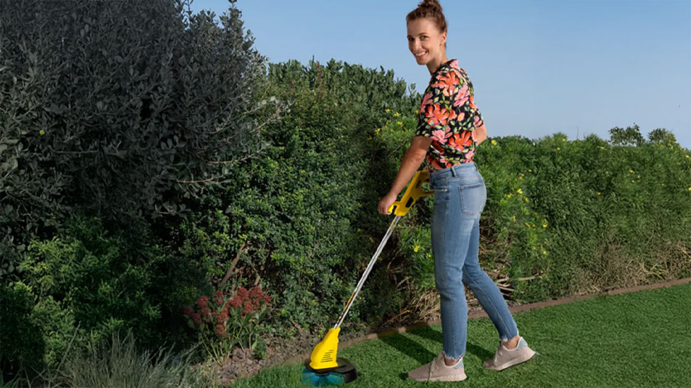 Žena sekající trávu se sekačkou Kärcher LTR 18-25 Battery_03