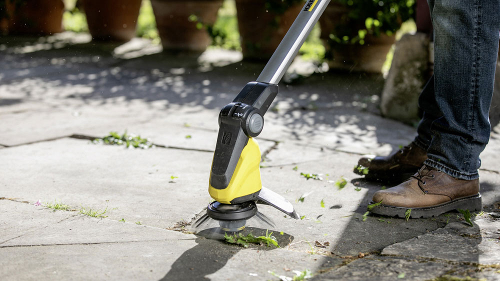 Údržba chodníku s likvidátorem plevele Kärcher WRE 18-55 Battery Set_02