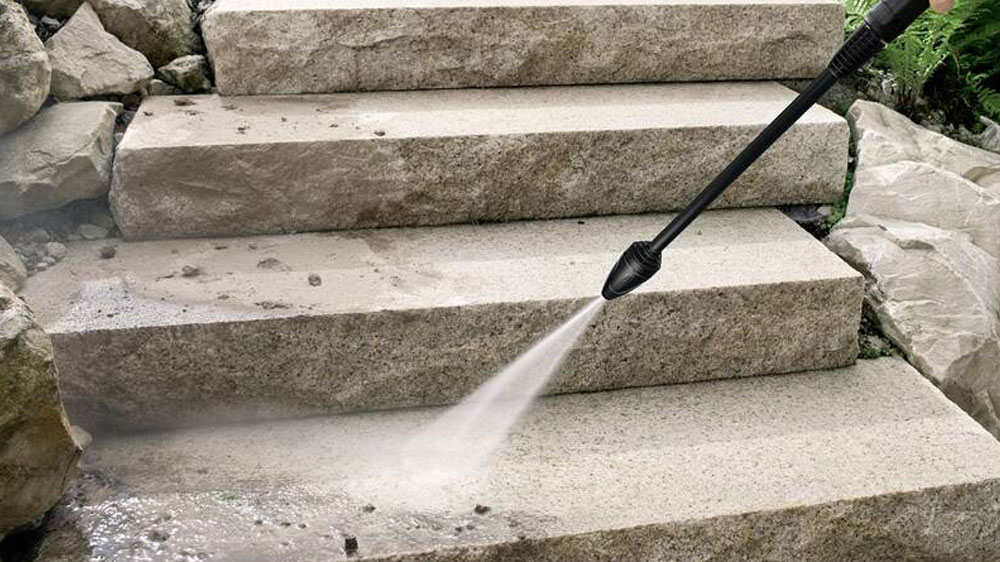 Vysokotlaká myčka Karcher K 2 Universal Edition Car při čištění schodů_02