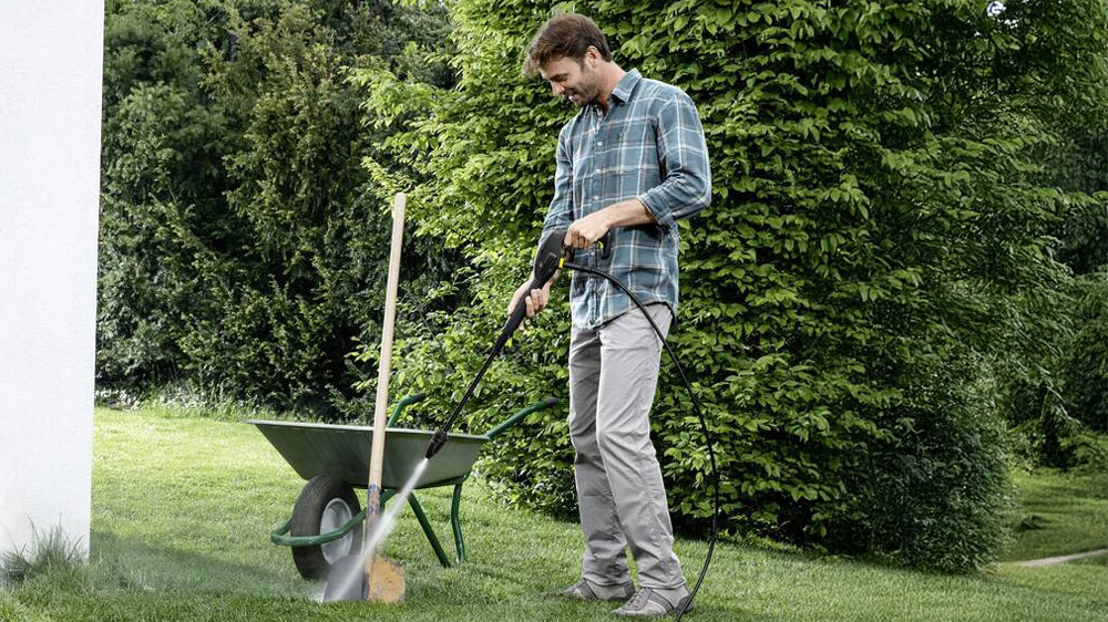 Vysokotlaká myčka Karcher K 2 Universal Edition Car při čištění zahradního načiní_03