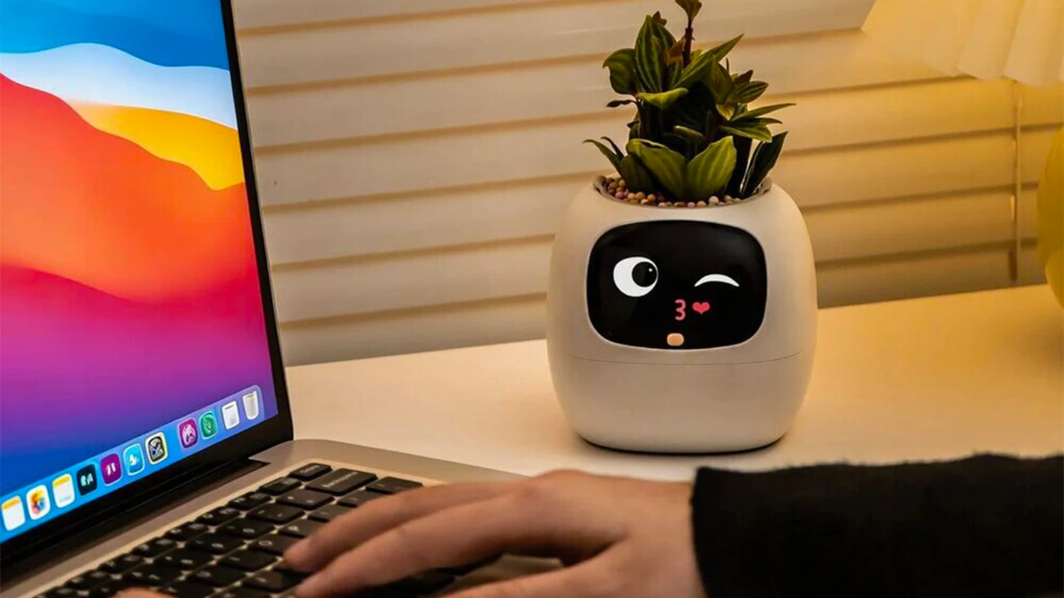 Inteligentní květináč Plantsio IVY gen 2 bílý na pracovním stole