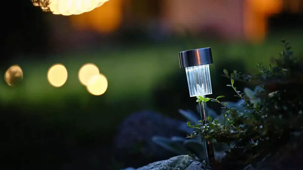 Záhradné LED svetlo Retlux RGL 101 namontované na zahradě_02