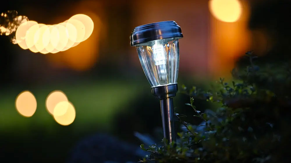 Záhradné LED svetlo Retlux RGL 102 namontované na zahradě_02