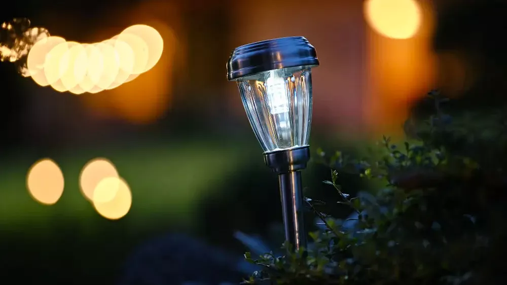 Z&aacute;hradn&eacute; LED svetlo Retlux RGL 102 namontovan&eacute; na zahradě_02