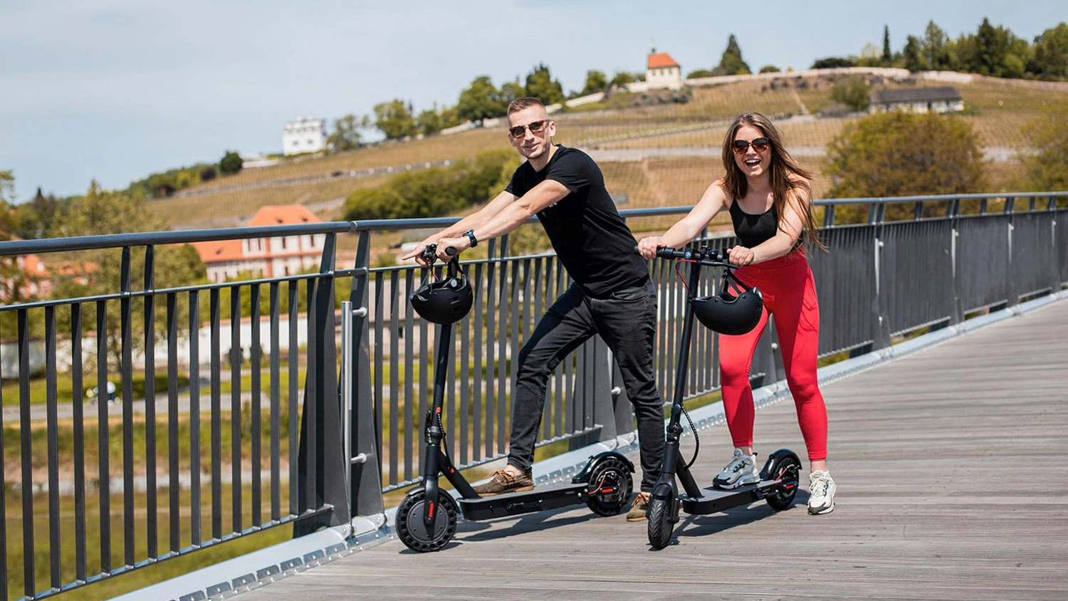 Mlad&iacute; lid&eacute; na elektrokoloběžk&aacute;ch Sencor