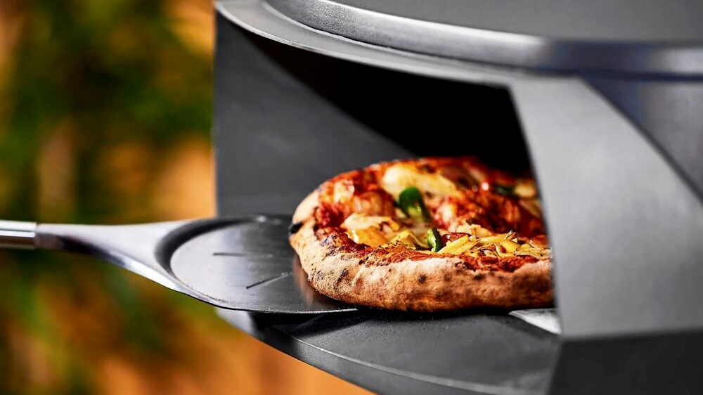 Hotová pizza z pece na pizzu Witt Etna Rotante