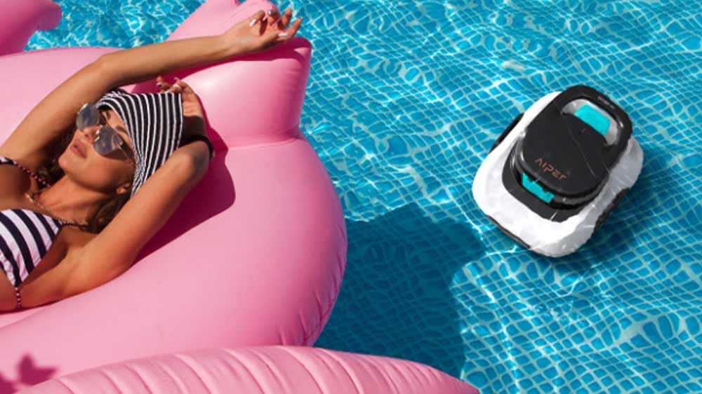 Žena na lehátku v bazénu a blízko ní nazénový vysavač Aiper Scuba SE White_02