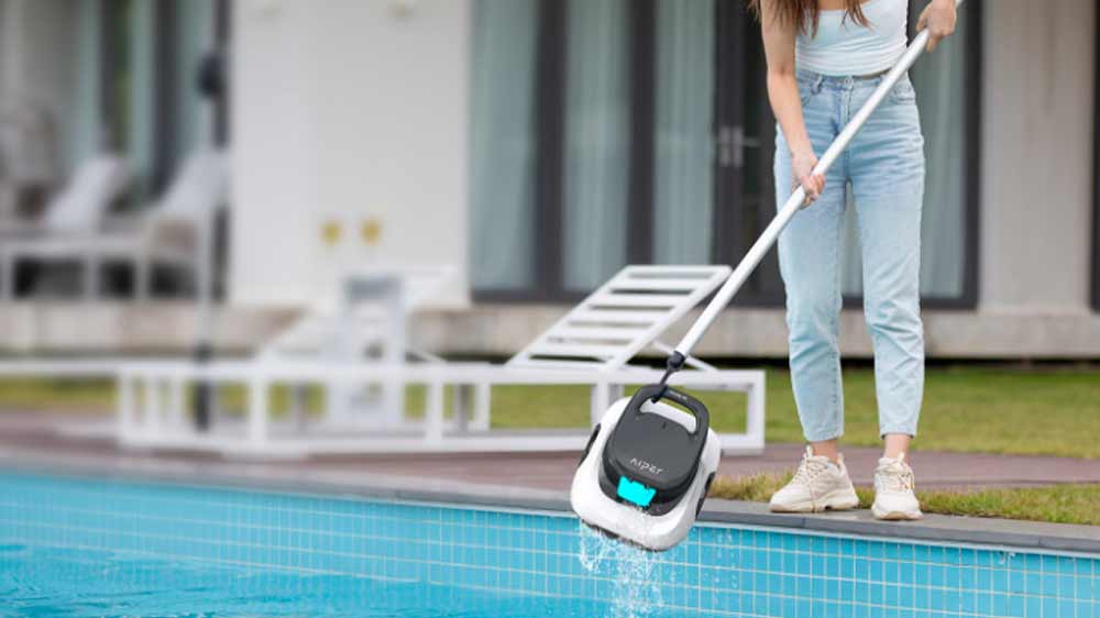 Žena vytahuje vytahuje bazénový vysavač Aiper Scuba SE White pomocí háku_04