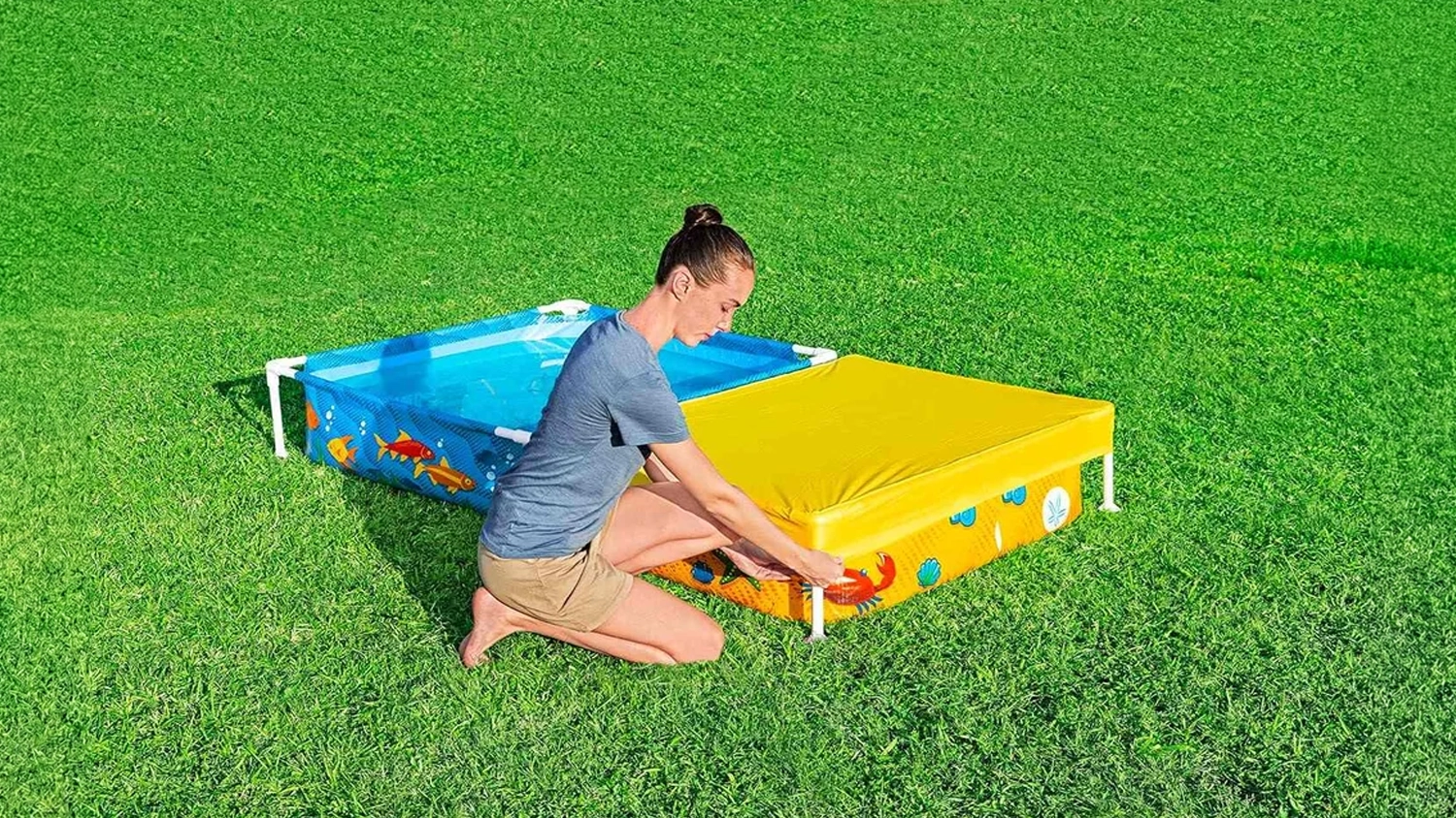 Žena zakrývá pískoviště u bazénku Bestway 561CF