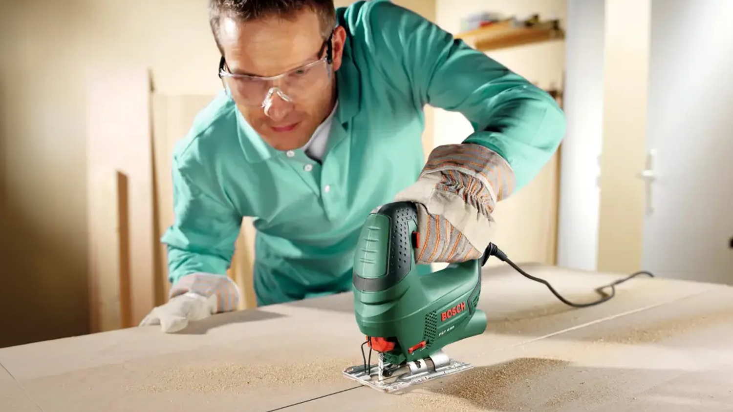 Muž děl&aacute; přesn&eacute; řezy př&iacute;močarou pilou Bosch Compact PST 650 E