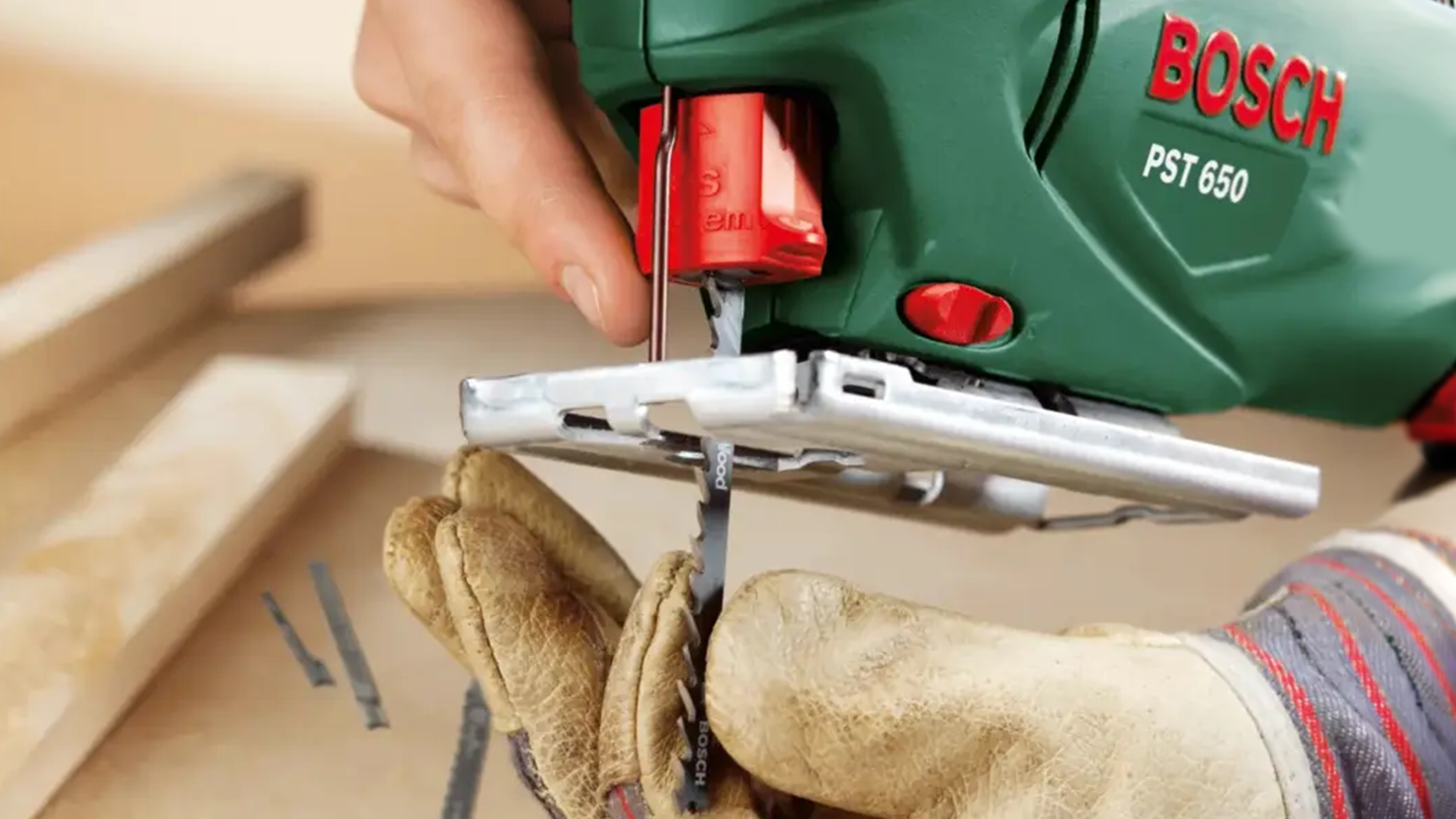 Snadn&aacute; v&yacute;měna pilov&eacute;ho pl&aacute;tu u př&iacute;močar&eacute; pily Bosch Compact PST 650 E