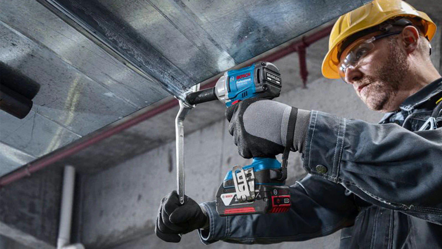 Muž s r&aacute;zov&yacute;m utahov&aacute;kem Bosch GDS 18V-350