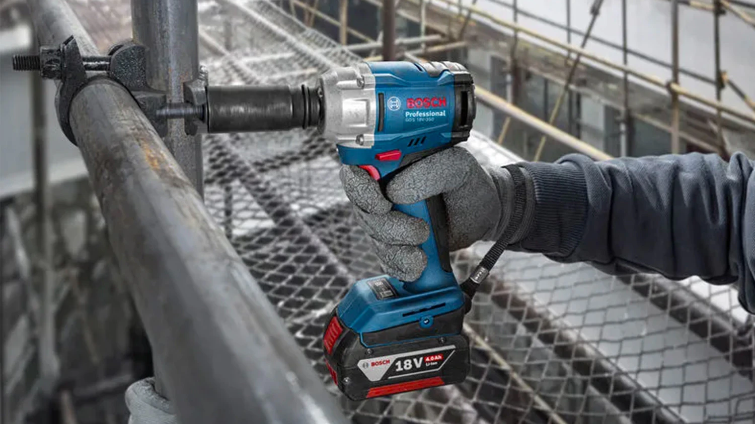 Muž s r&aacute;zov&yacute;m utahov&aacute;kem Bosch GDS 18V-350