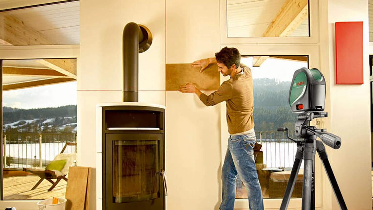 Muž zaměřuje obklady s laserem Bosch UniversalLevel 3