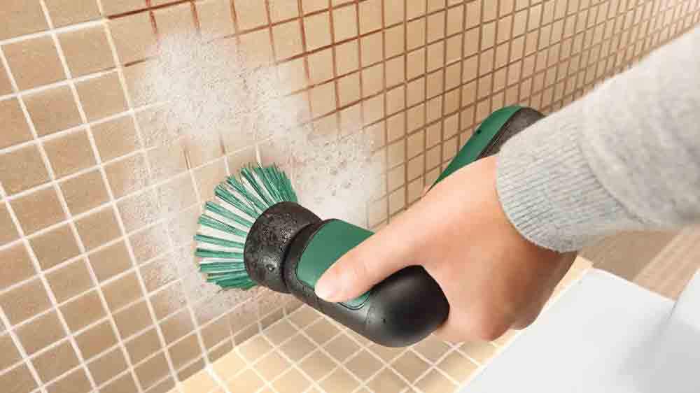 Akumulátorový čisticí kartáč Bosch UniversalBrush čistí obklady_02