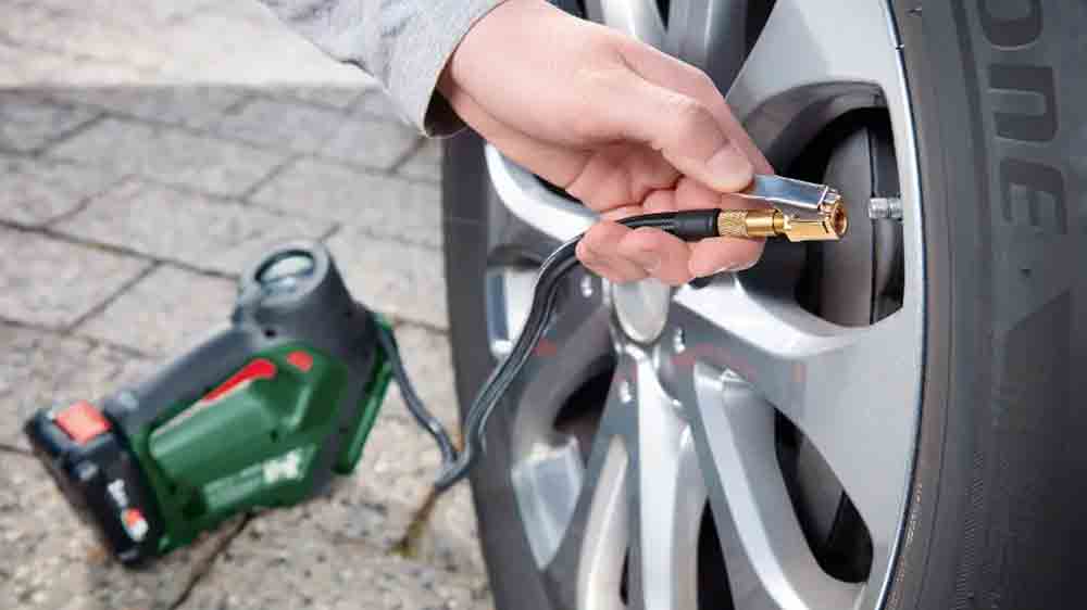 Nafukov&aacute;n&iacute; pneumatiky s akumul&aacute;torovou pumpičkou Bosch UniveralPump 18V_02