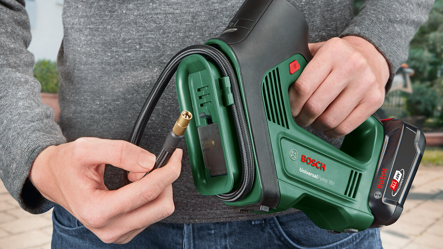 Muž s akumul&aacute;torovou hustilkou Bosch UniversalPump 18V