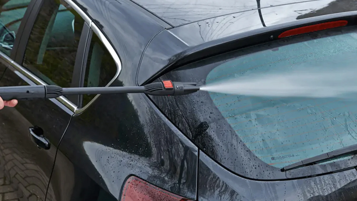 Či&scaron;těn&iacute; auta vysokotlak&yacute;m čističem Bosch UniversalAquatak 125