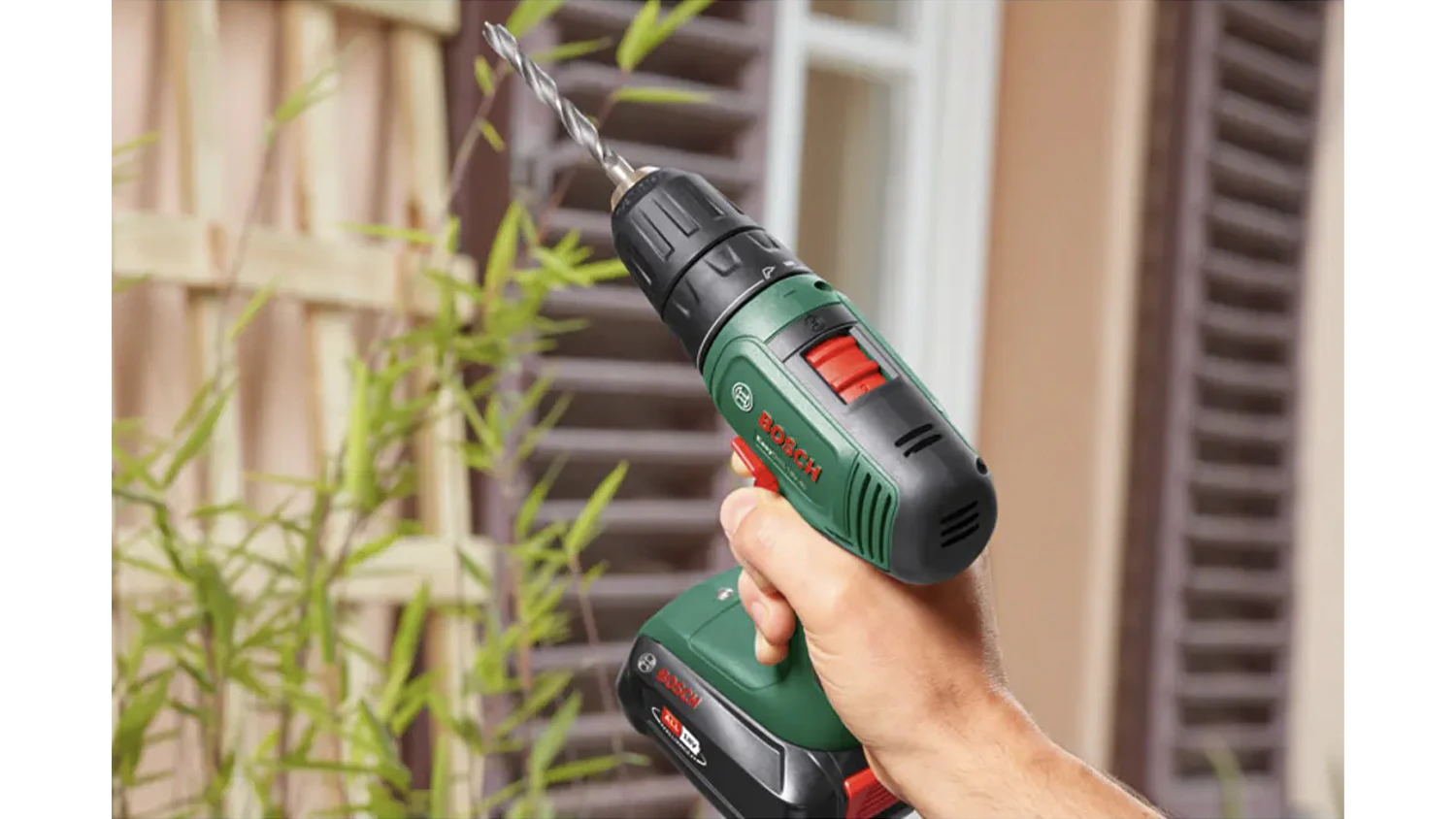 Aku vrtačka Bosch EasyDrill 18V-40 (s baterií) 0.603.9D8.005 v ruce muže