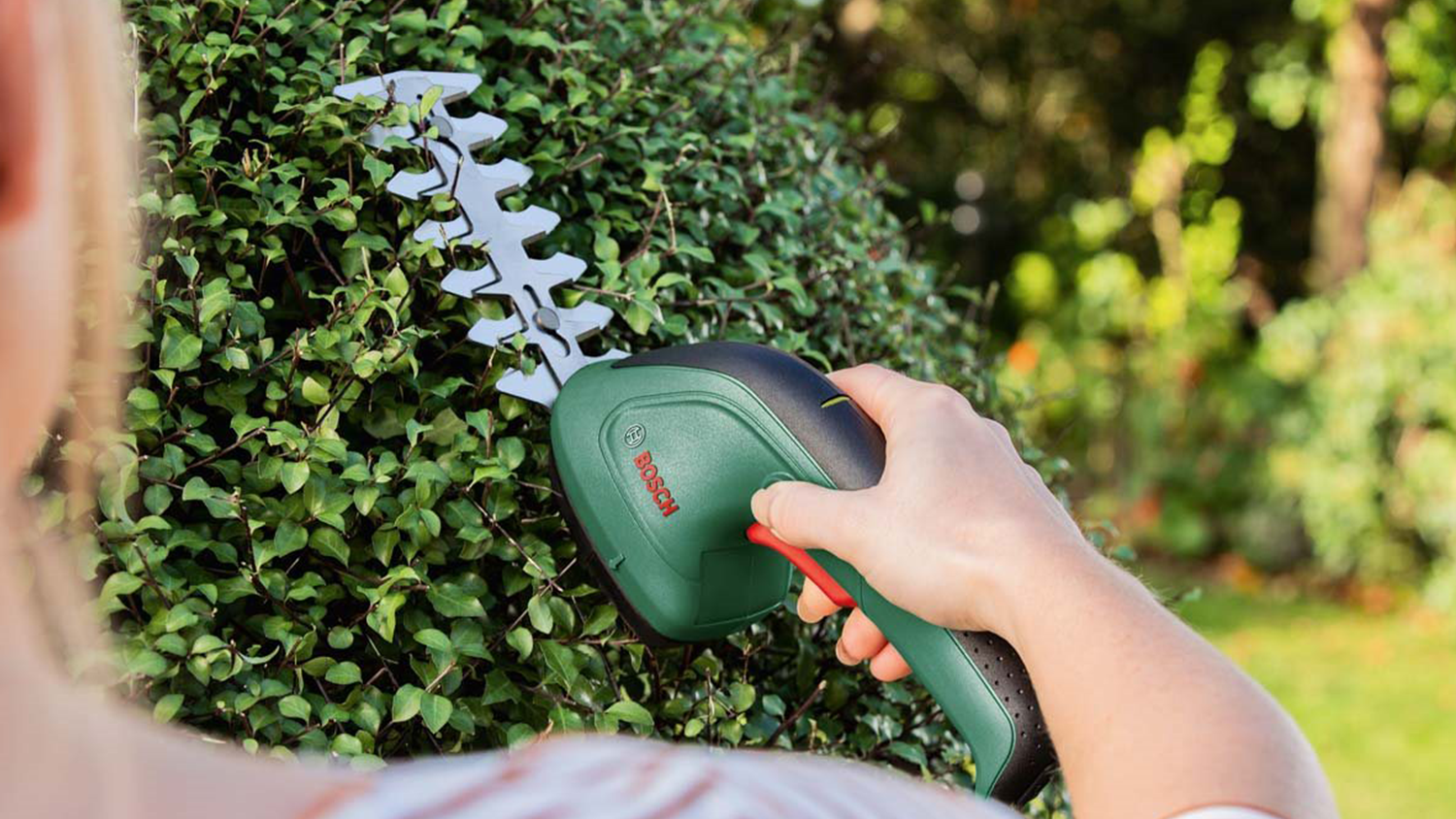 Používání nůžek na trávu a keře Bosch AKU EasyShear 0.600.833.303