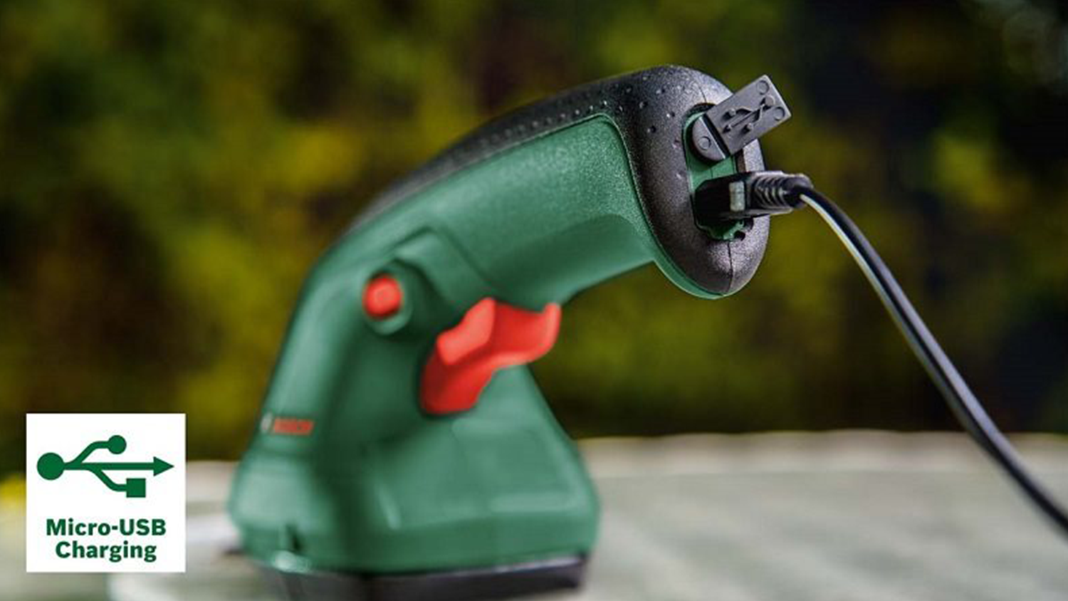 Nabíjení nůžek na trávu a keře Bosch AKU EasyShear 0.600.833.303