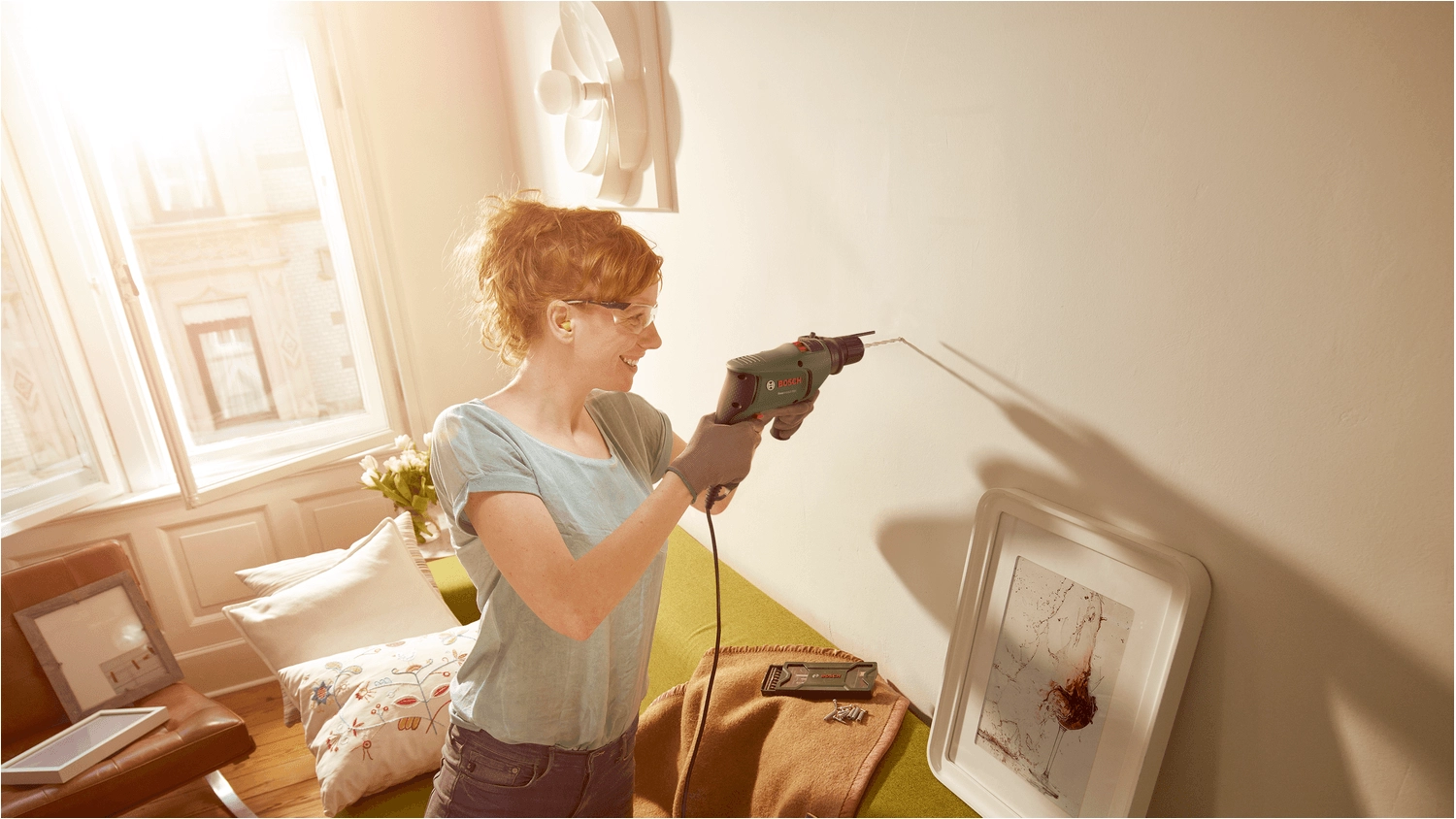 Žena pracuj&iacute;c&iacute; s vrtačkou Bosch EasyImpact 600