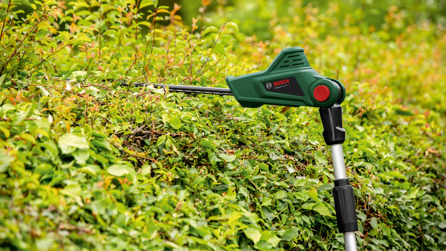 Akumulátorové nůžky na živé ploty Bosch Universal HedgePole 18 přizpůsobují svůj úhel keři