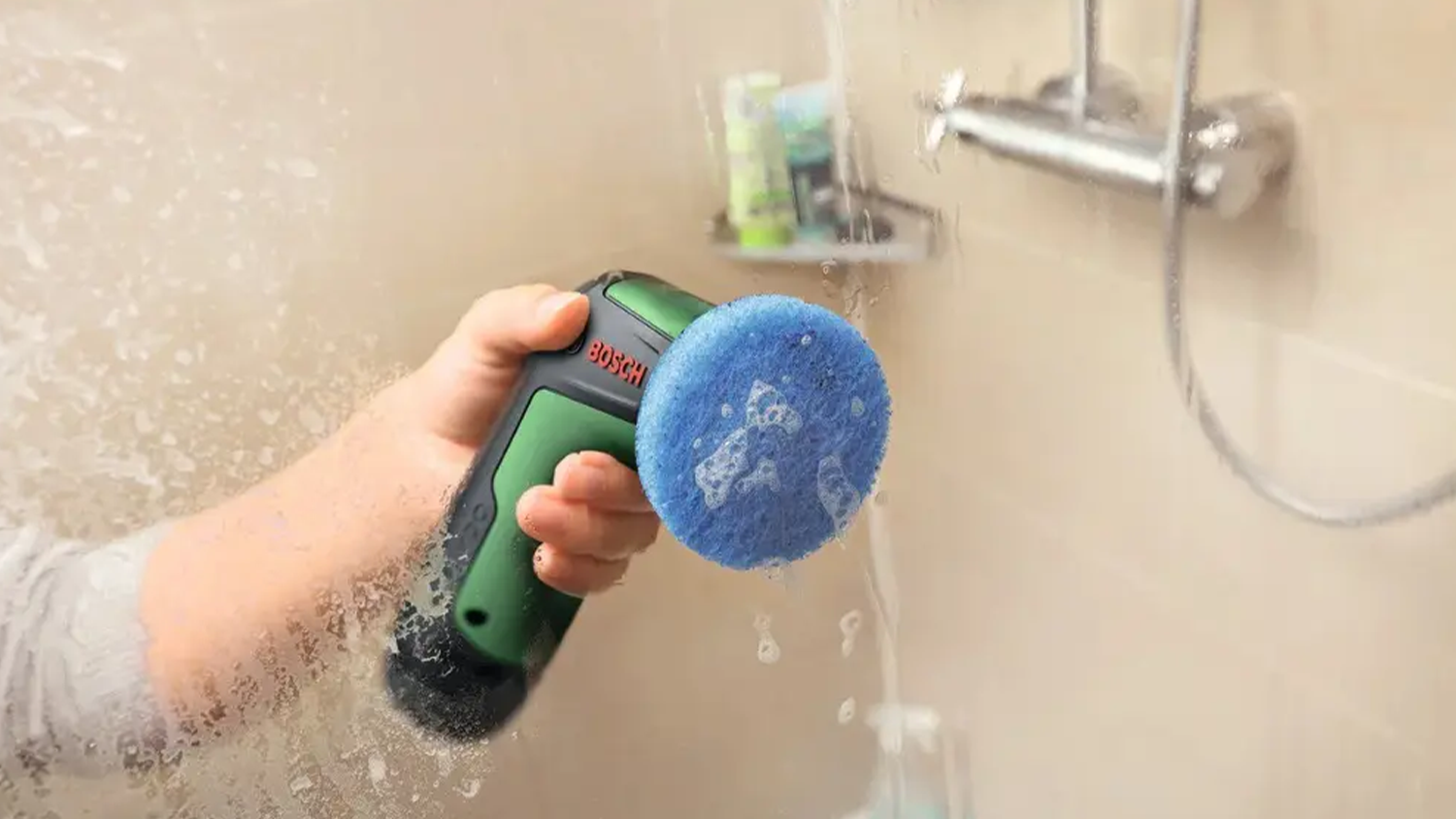 Čisticí AKU kartáč Bosch TAYDO při mytí koupelny