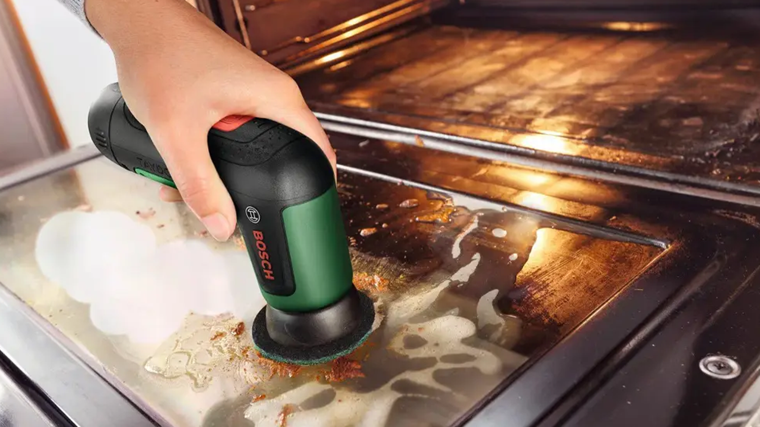 Čisticí AKU kartáč Bosch TAYDO Set při čištění trouby