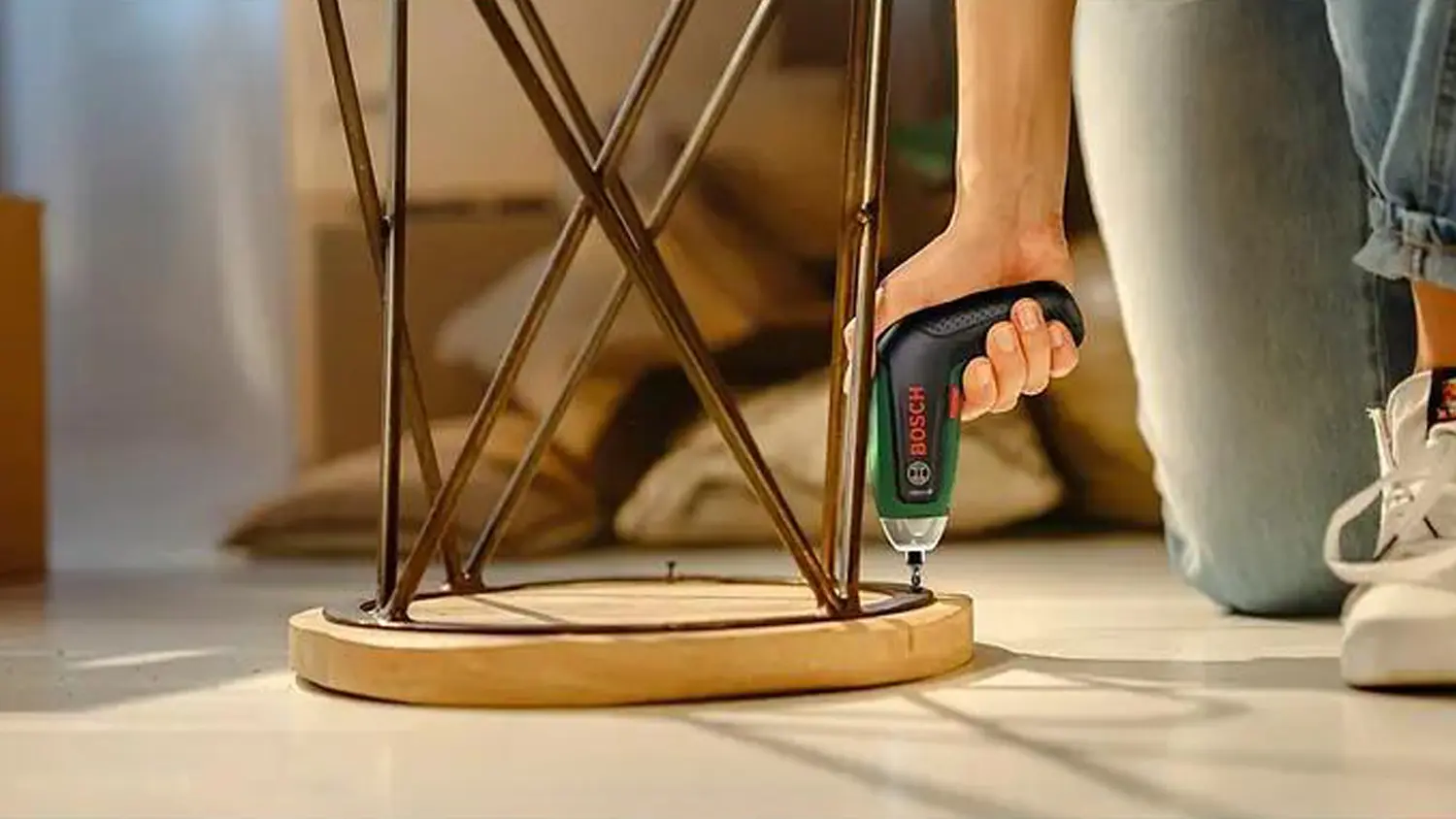 Aku šroubovák Bosch IXO 8 při montování nábytku.