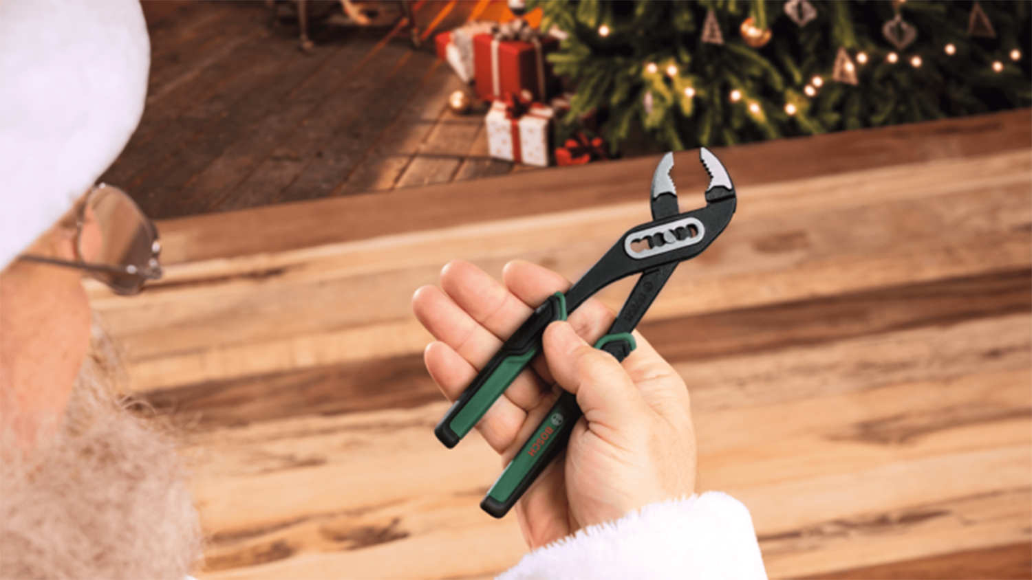 Santa drží kleště ze sady Adventní kalendář Bosch